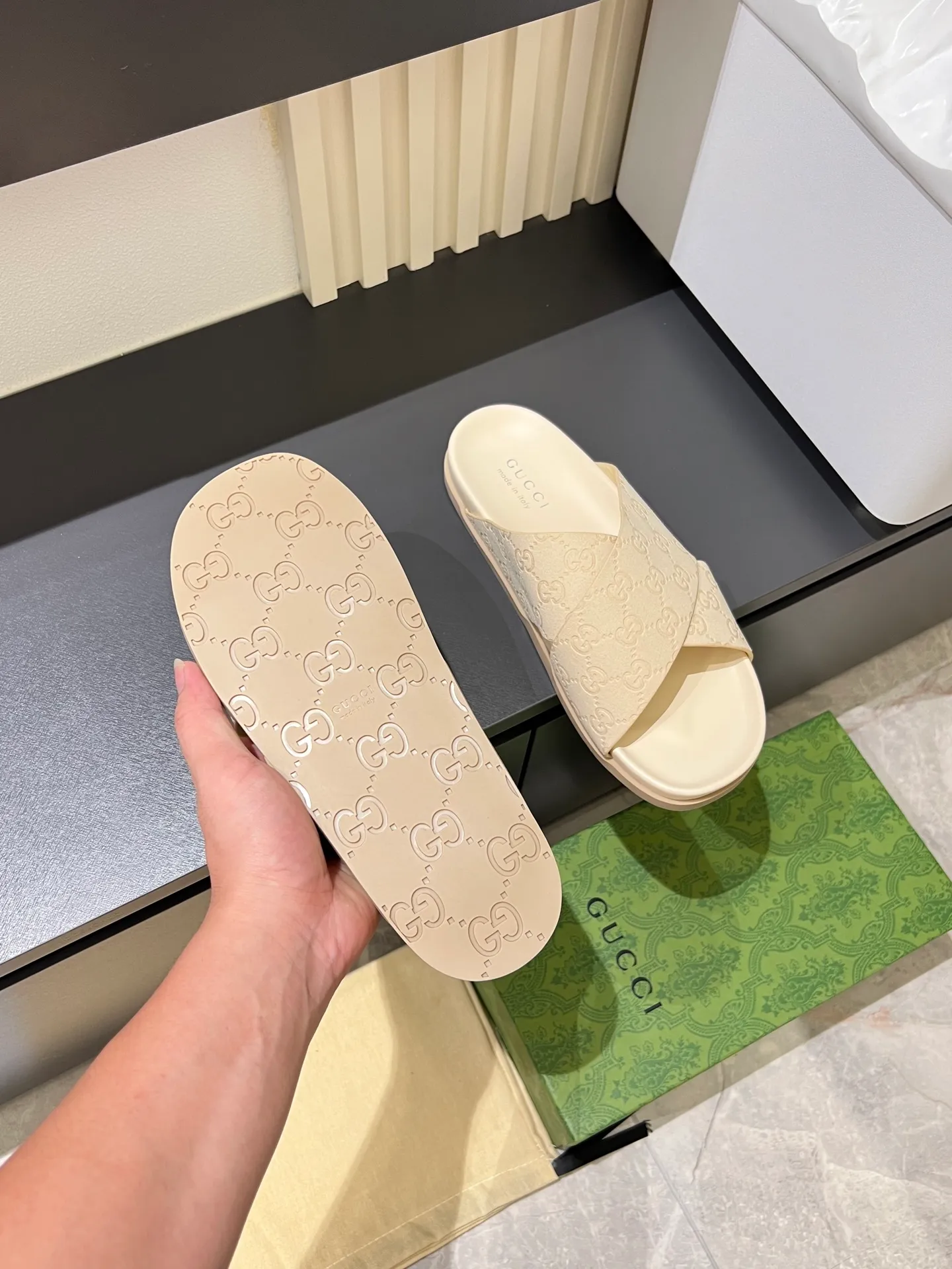 Men's Men's Shoes 💰p320 "GUCC＊" These slippers are made of GG polyester and feature a Gucci label on the front, adding a bold logo feel to the style. "Gucci Made in Italy" stamped label Rubber sole. Size 38-44